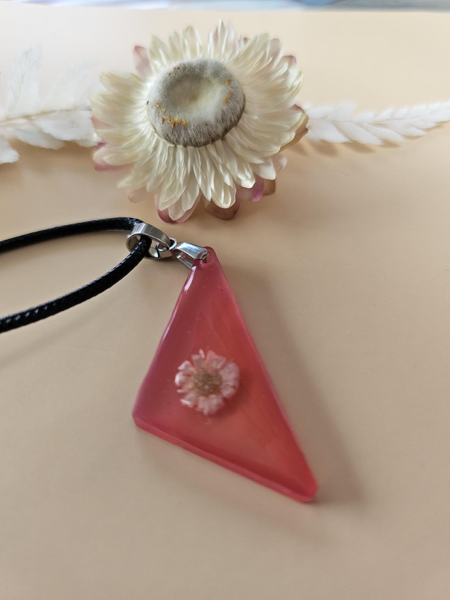 Pendentif en résine - Triangle rouge fleuri