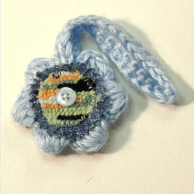 Grigri Fleur crochet jeans canevas et bouton