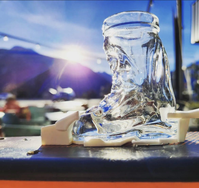 Ski-Shot - Votre chaussure de ski en verre avec fixation et tour de cou