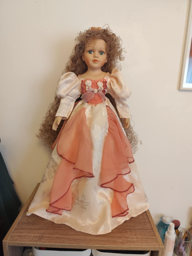 Poupée porcelaine blonde violet frisée 55 cm