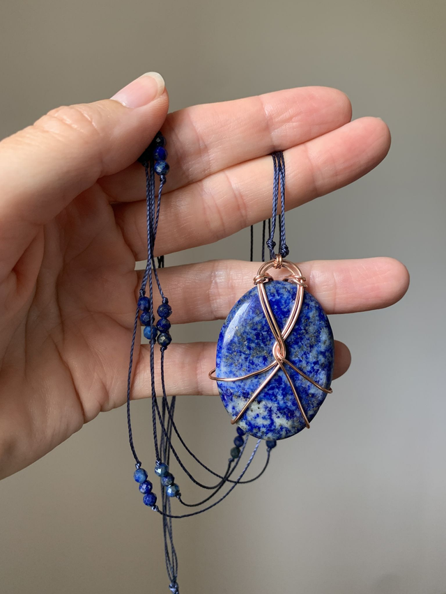 Sautoir, collier, habillé d’un Lapis Lazuli oval (42x31mm) & 48 Lapis Lazulis sur le cordon réglable