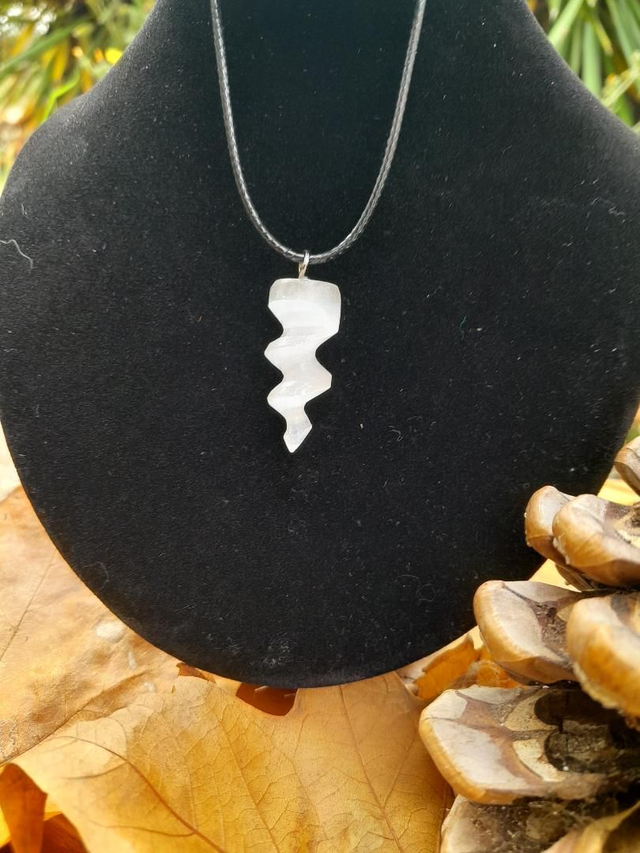 Pendentif Torsadé en Sélénite avec un cordon en polyester