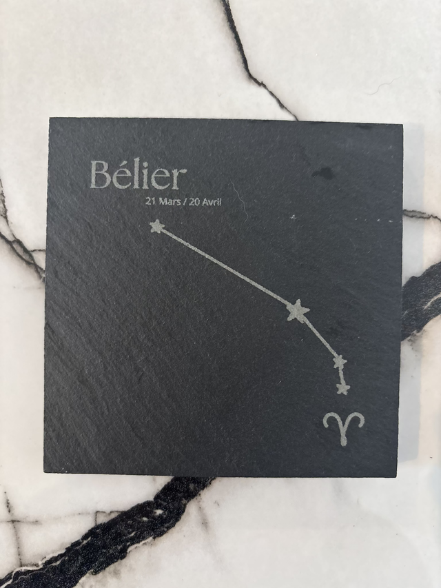 Bélier constellation gravé sur une ardoise 10 x 10 cm
