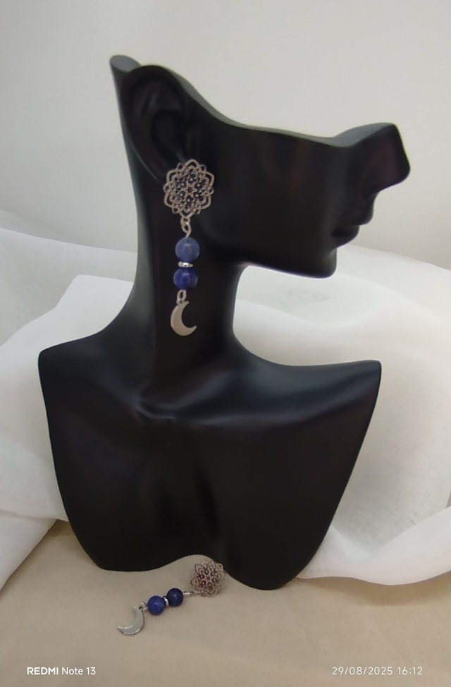 Clous d'oreilles "fleur" et pendentif "croissant de lune" avec pierres naturelles sodalite 6 mm.