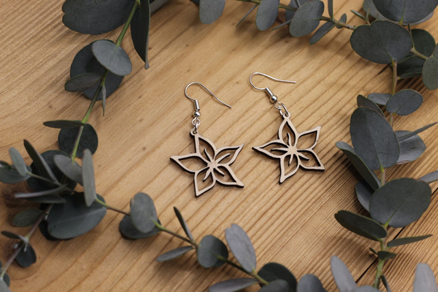 Boucles d&#039;Oreilles en Bois Massif - Frêne ou Noyer - Modèle Fleur