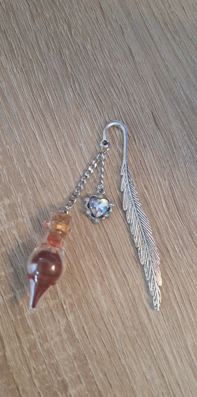 Marque-page plume en métal avec fiole en verre et breloque cœur