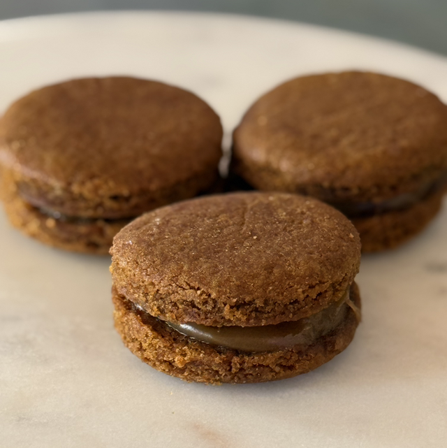 Macaron cookie caramel