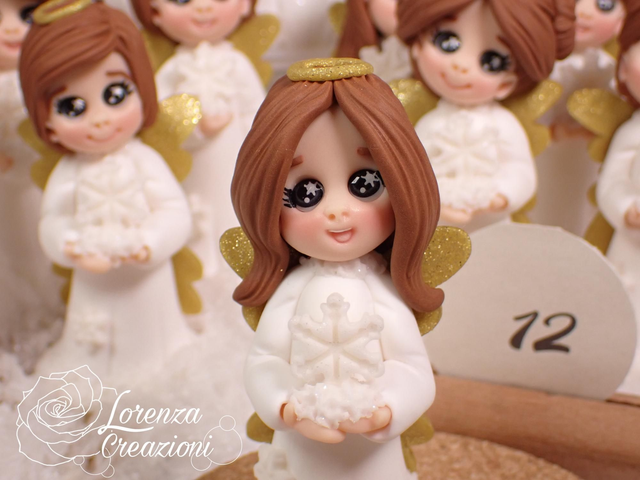 Angioletto del Natale 2025 n°12  con fiocco di neve, modellato e dipinto a mano. Pezzo unico, da collezione, firmato e numerato. Made in Italy, made in Treviso, Lorenza Creazioni.
