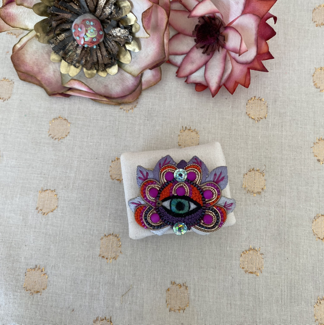 Broche œil violet