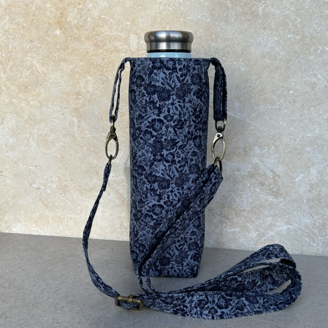 Reusable bottle bags - dark blue flowers 