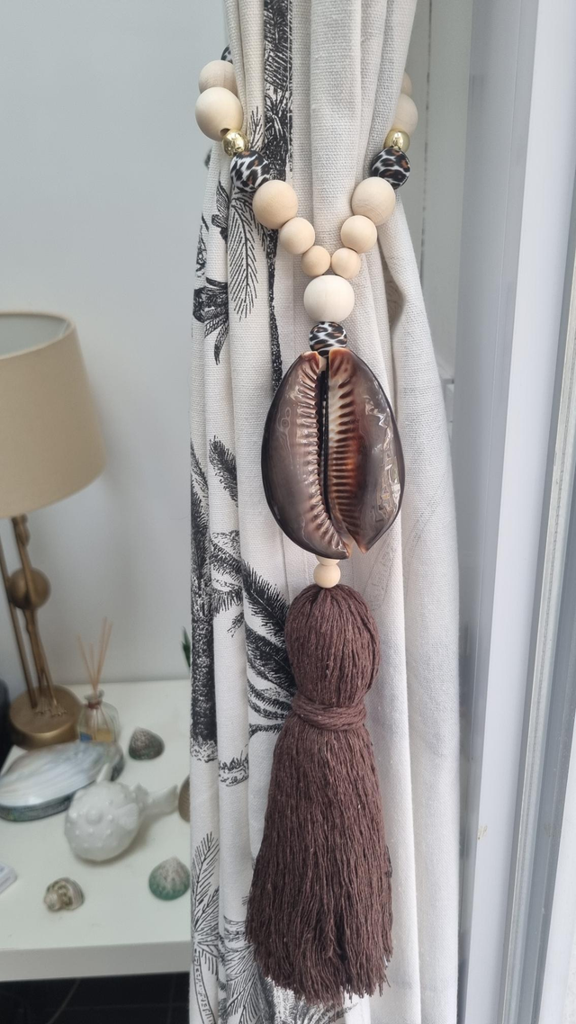 Embrasse coquillage mauritiana pompon marron