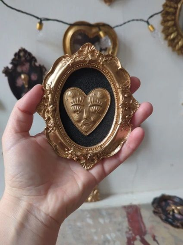 Cadre baroque doré cœur mystique