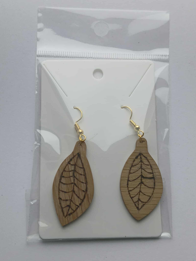 Boucles d’oreilles feuille en bois pyrogravé – forme goutte déviée