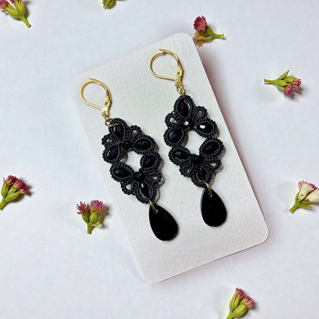 Boucles d'oreilles en dentelle de frivolité et perle en cristal