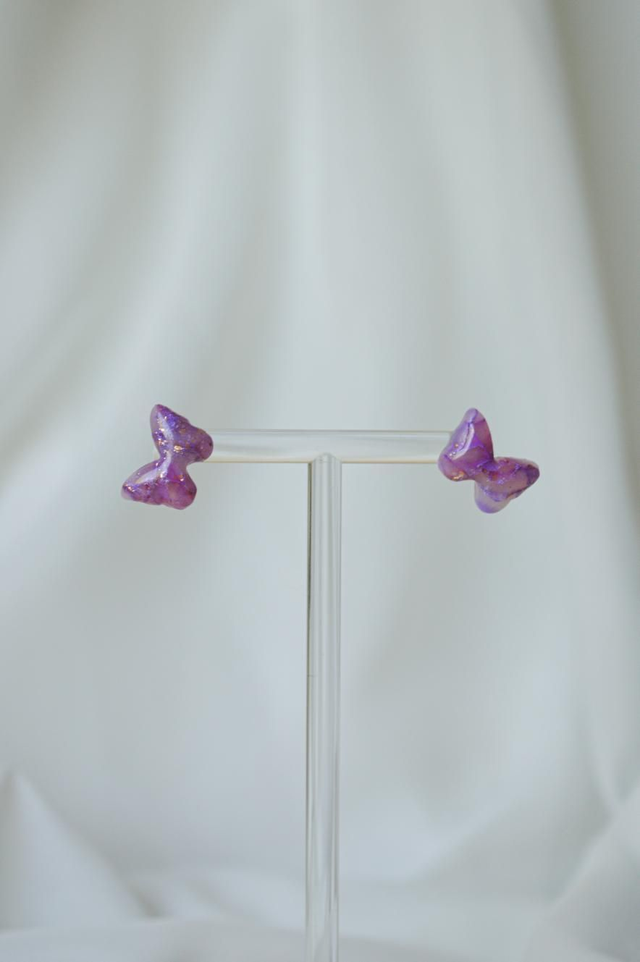 Stardust Blush Kolokecija - Mali marmor roza/lila uhani v obliki metulja