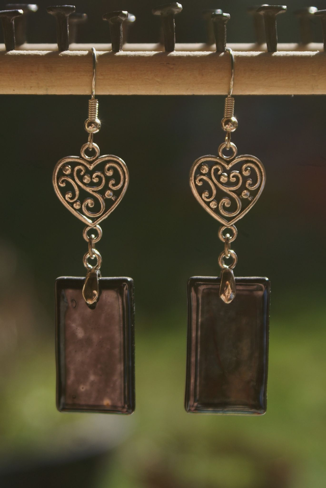Boucles d&#039;oreilles en verre noir. 