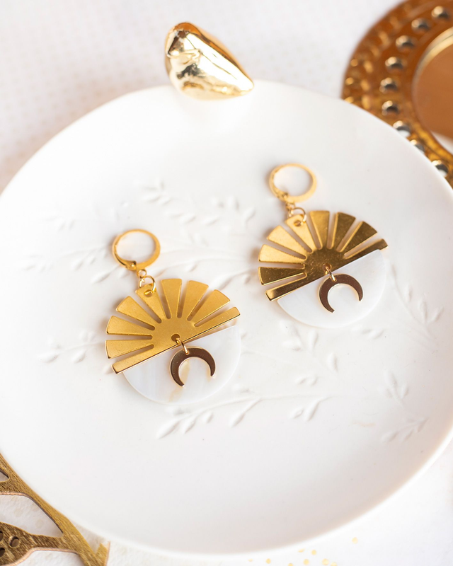Boucles d&#039;oreilles en nacre et pendentifs demi-soleil