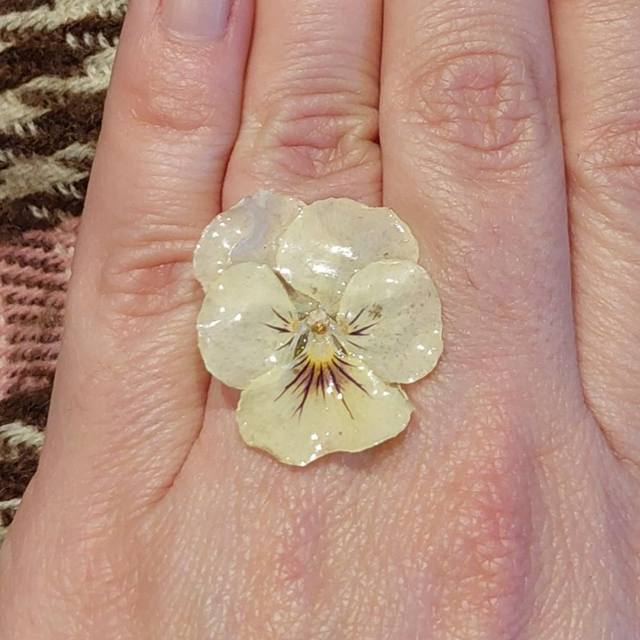 Bague Pensée – Bijou floral fait main en résine brillante, taille 52