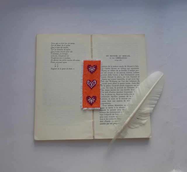 Les coeurs brodés du marque-page