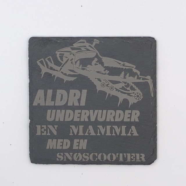 Gravert skiferunderlag – "Aldri undervurder en mamma med en snøscooter" (10 cm)