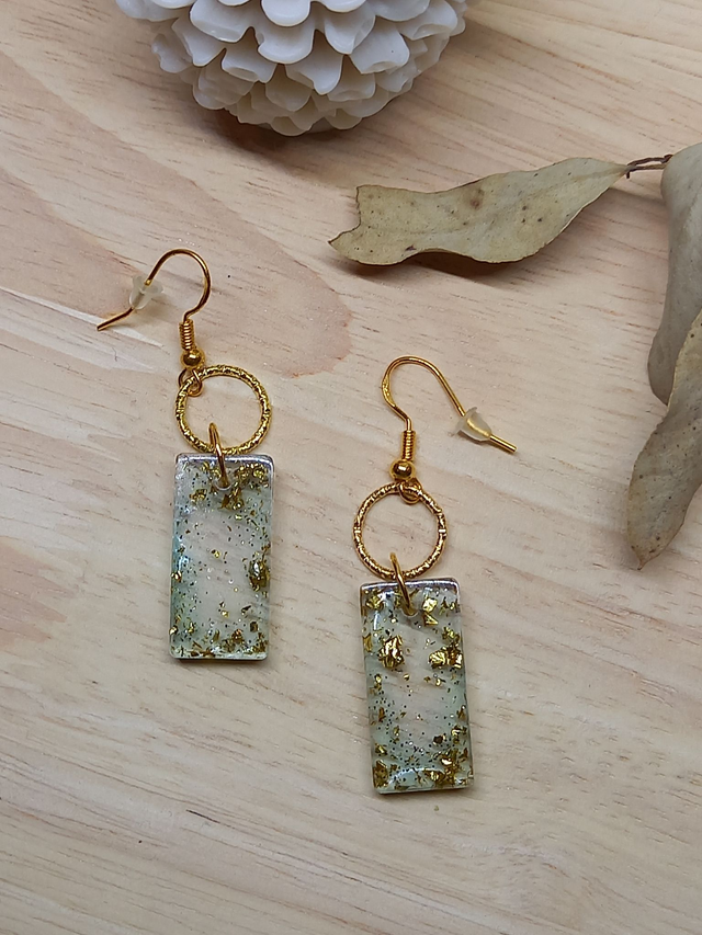 Boucles d&#039;oreilles Résine - rectangle résine avec paillettes dorées et cercle métal doré