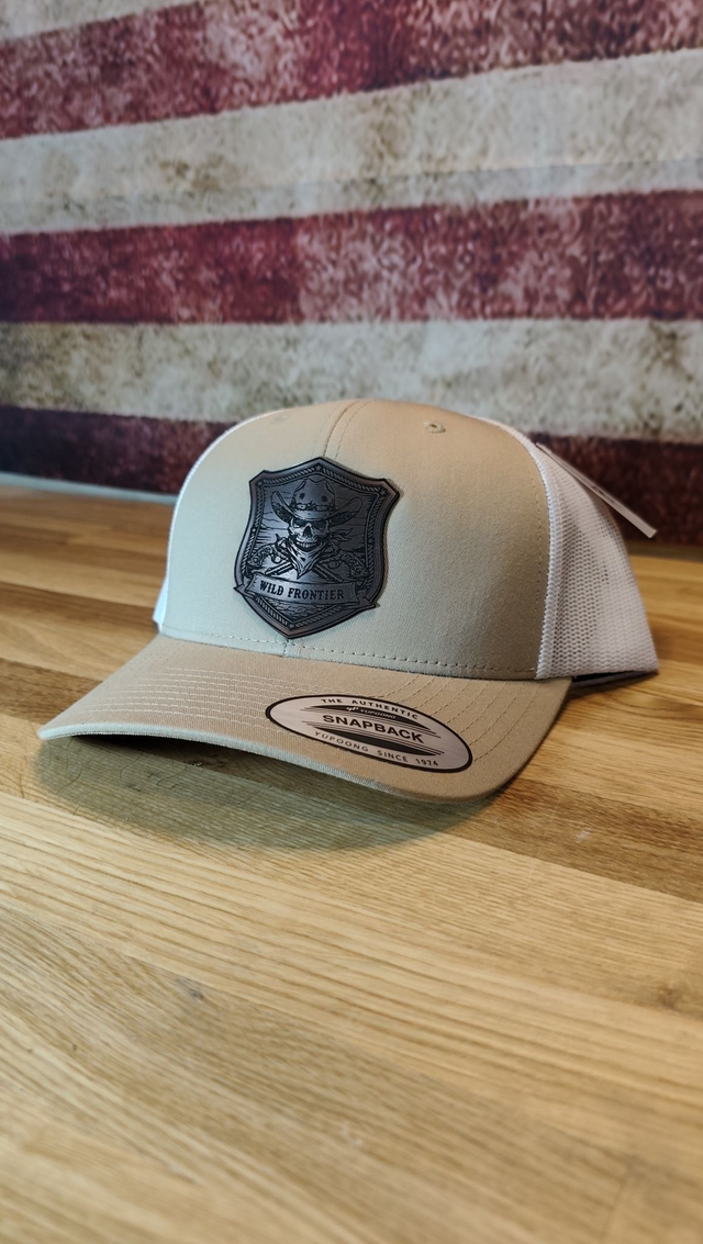 Trucker Beige / Blanc – Patch Acrylique Cowboy Skull