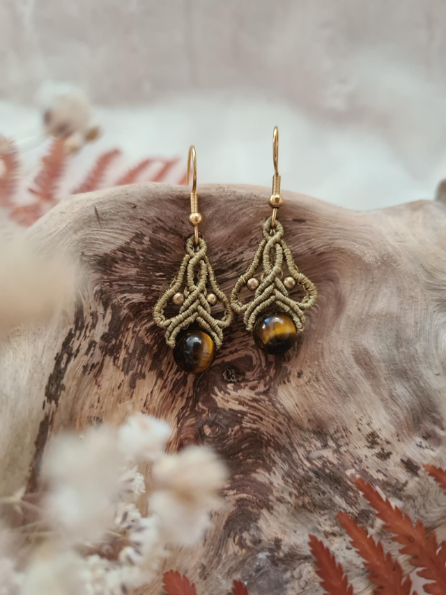 Boucles d'oreilles Lamya pendantes légères en macramé avec perles naturelles.