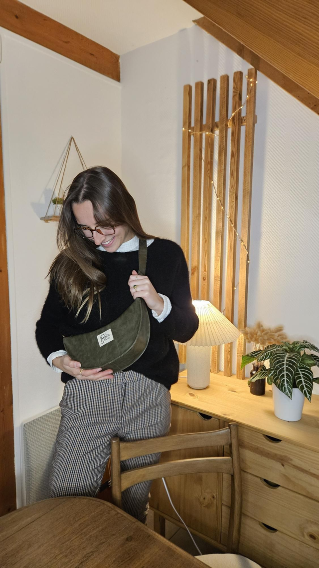 Sac demi-lune et simili cuir kaki