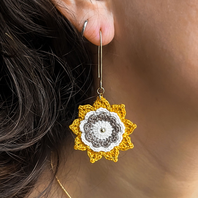  Boucles d’oreilles fleurs Corolles ~ L ~ Jaune / Taupe