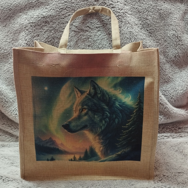 Loup dans les montagnes