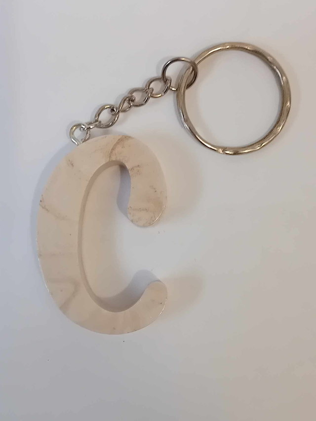 Porte clef lettre C en jesmonite 