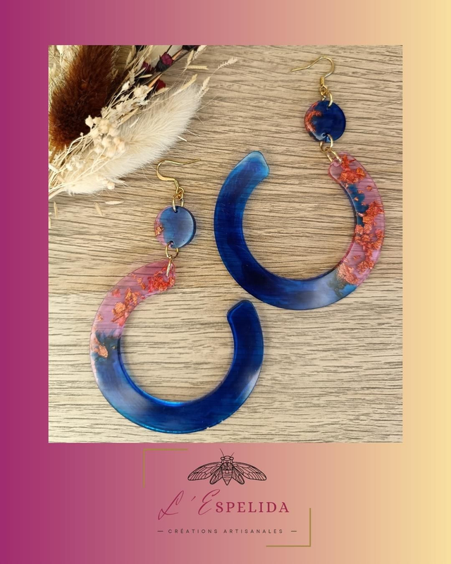 Gros anneaux en résine bleue et rose avec feuilles d'or 