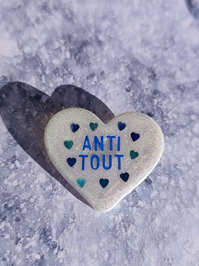 Broche cœur à paillettes - message : ANTI TOUT