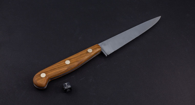 Couteau utile traditionnel - manche en merisier, lame carbone