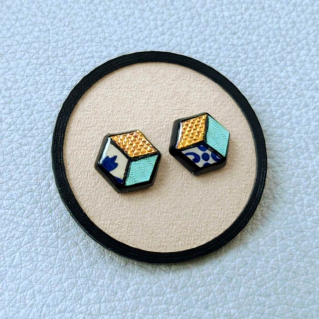 Orecchini a bottone esagonali Penelope