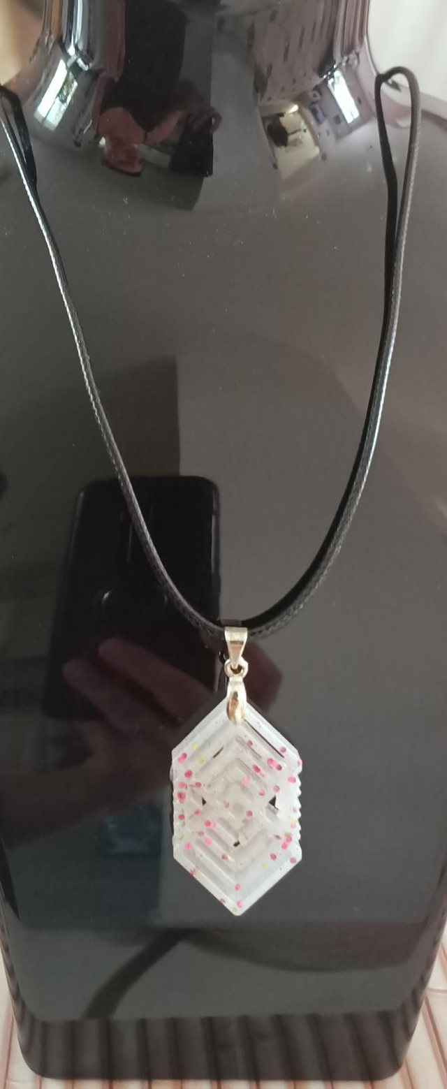 Collier pendentif en résine 