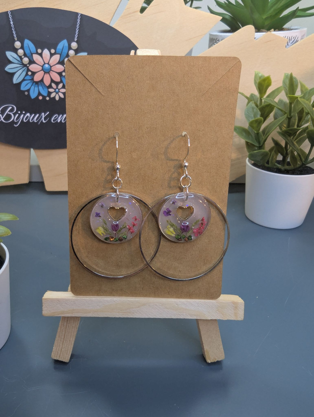 Boucles d&#039;oreilles ronde avec résine et fleurs. 