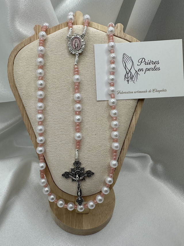 Chapelet artisanal rose et blanc en perles nacrées – Fait main avec croix argentée