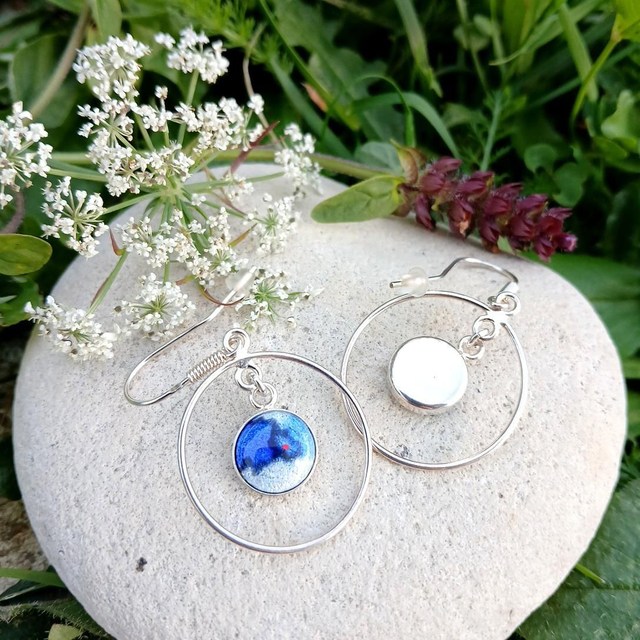 Boucles d'oreilles Créoles en émail sur cuivre et sur paillon d'argent