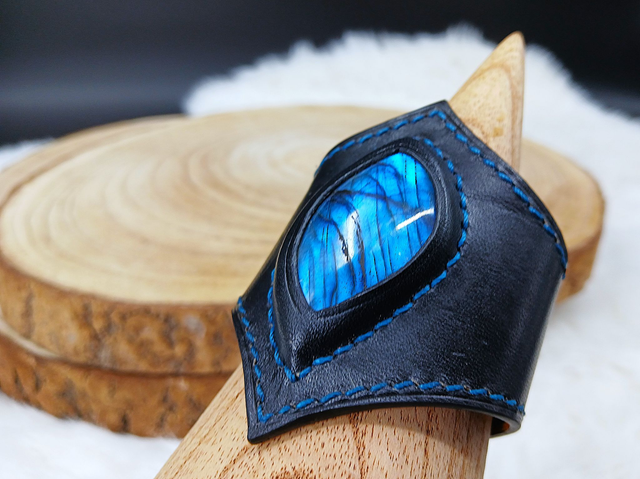 Mystra, manchette en cuir et labradorite