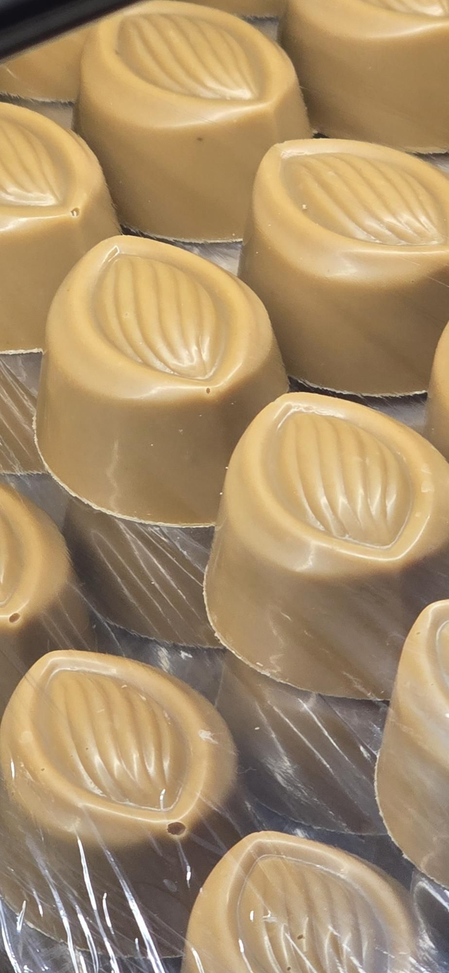 Caramel chocolate bonbon with Hazelnut paste 