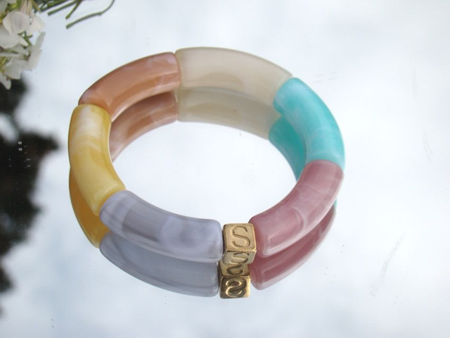 Bracelet perles tubes incurvées acrylique Anjali Vinamrata 