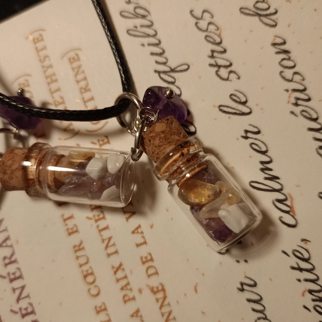 Collier fiole pierres précieuses