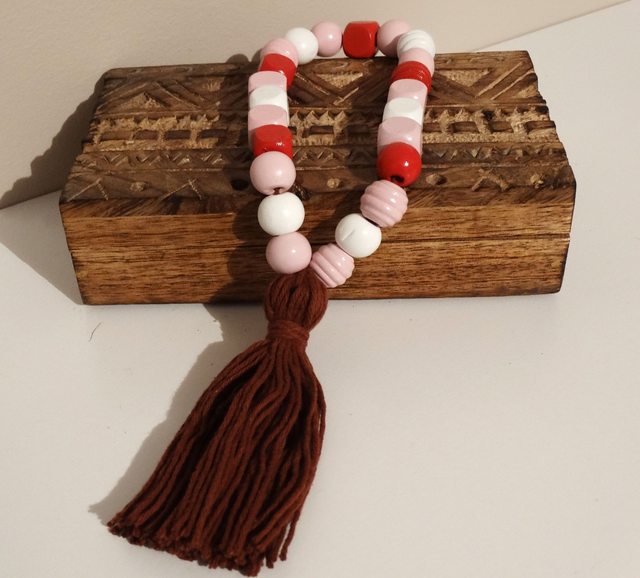 COLLIER décoratif et perles de couleur