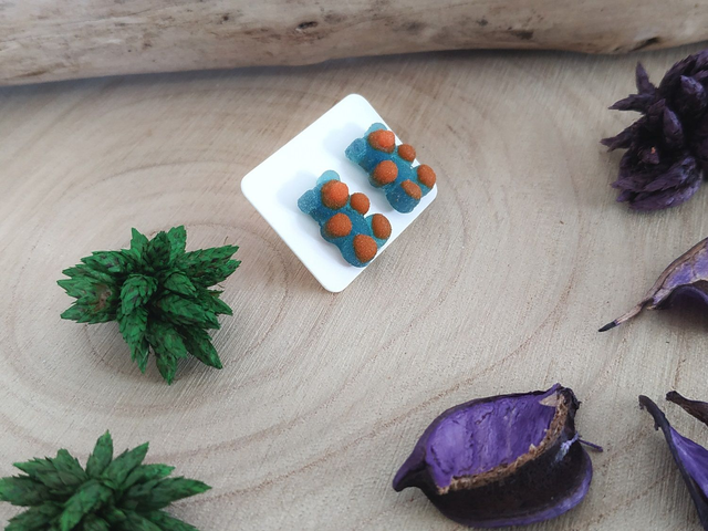 Boucles d'oreilles clous nounours bicolore bleu / rouge