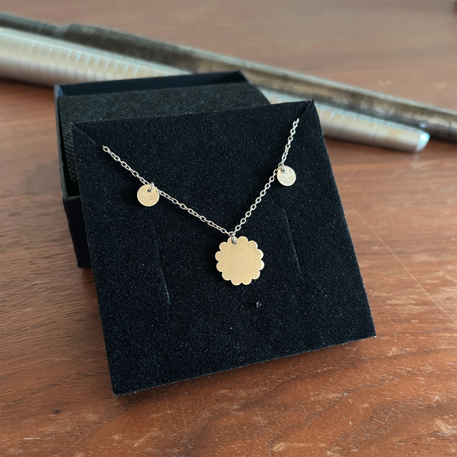 Un bracelet en argent avec 3 pampilles, long. 18 cm