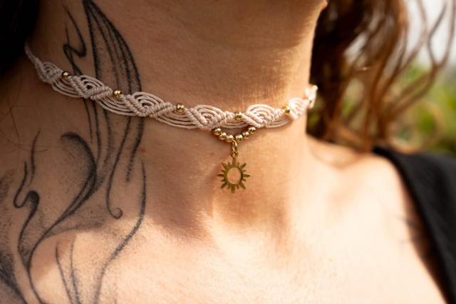 Ras de cou en micro-macramé crème, pendentif soleil doré 