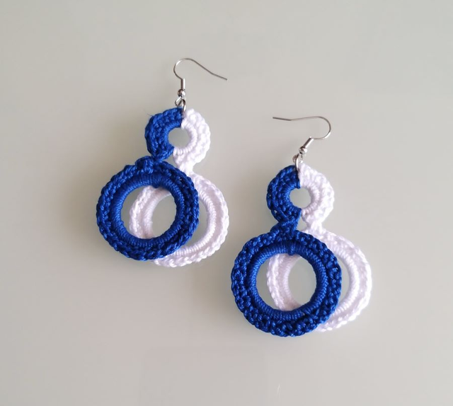 Kék - fehér színű horgolt fülbevaló