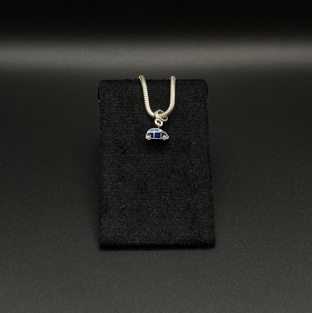 Berloque prata carro azul 