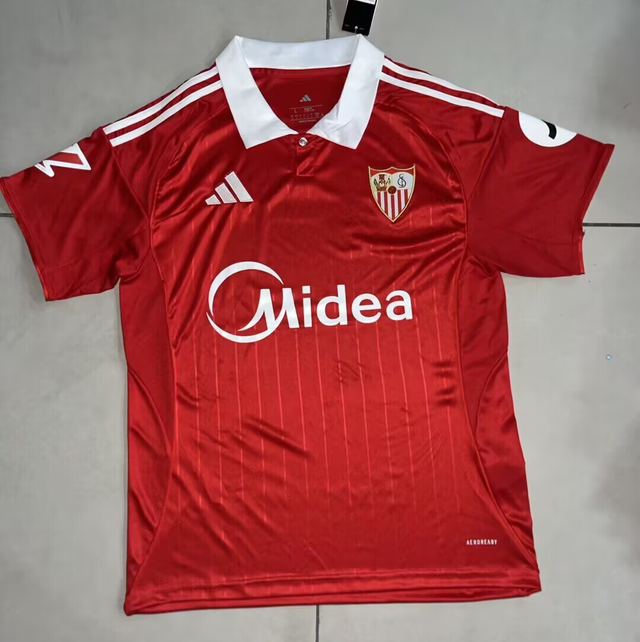 Segunda equipación Sevilla 25, 26